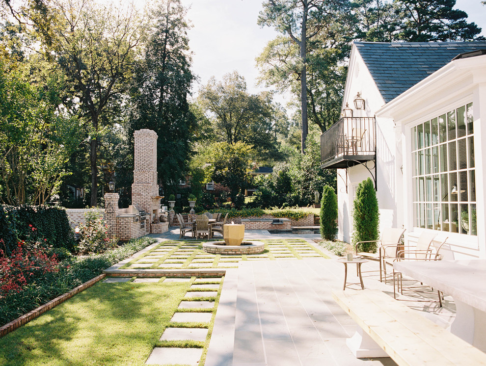 Idee per un giardino formale minimal esposto a mezz'ombra di medie dimensioni e dietro casa in estate con un focolare e pavimentazioni in cemento
