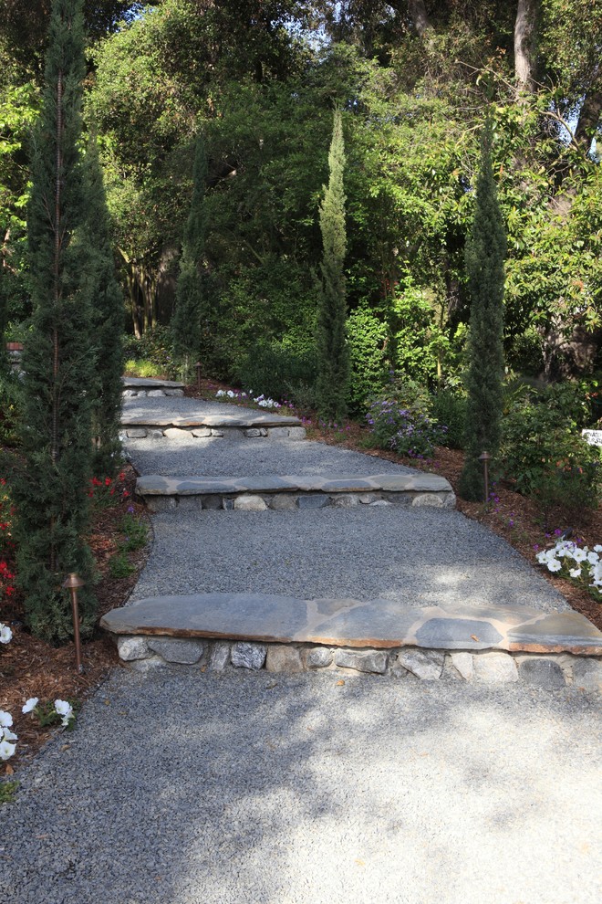 ロサンゼルスにあるトラディショナルスタイルのおしゃれな庭 (日陰、傾斜地、砂利舗装、階段) の写真