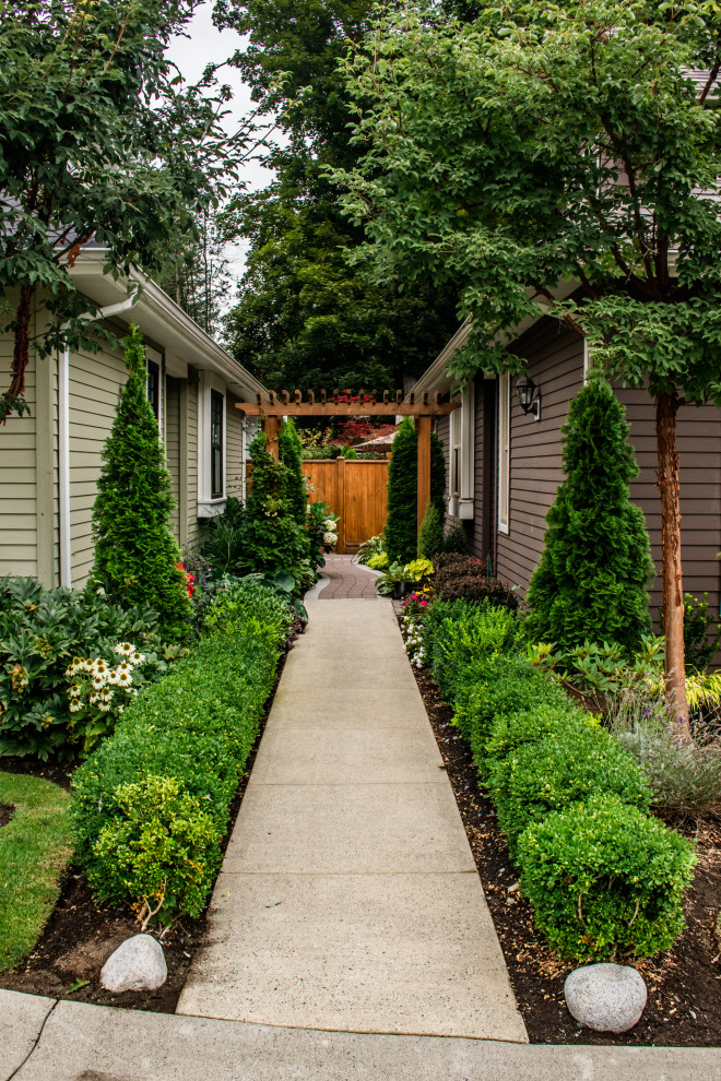 Geometrischer, Mittelgroßer Garten hinter dem Haus mit Pflastersteinen in Vancouver