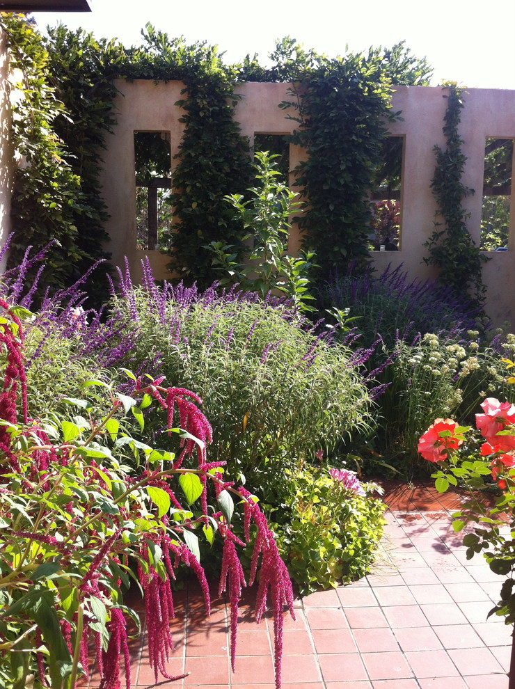 Halbschattiger, Mittelgroßer Mediterraner Garten im Innenhof im Sommer mit Pflastersteinen in San Francisco
