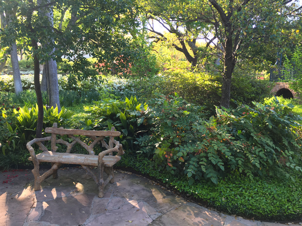 Источник вдохновения для домашнего уюта: огромный регулярный сад на заднем дворе в классическом стиле с полуденной тенью, покрытием из каменной брусчатки и садовой дорожкой или калиткой