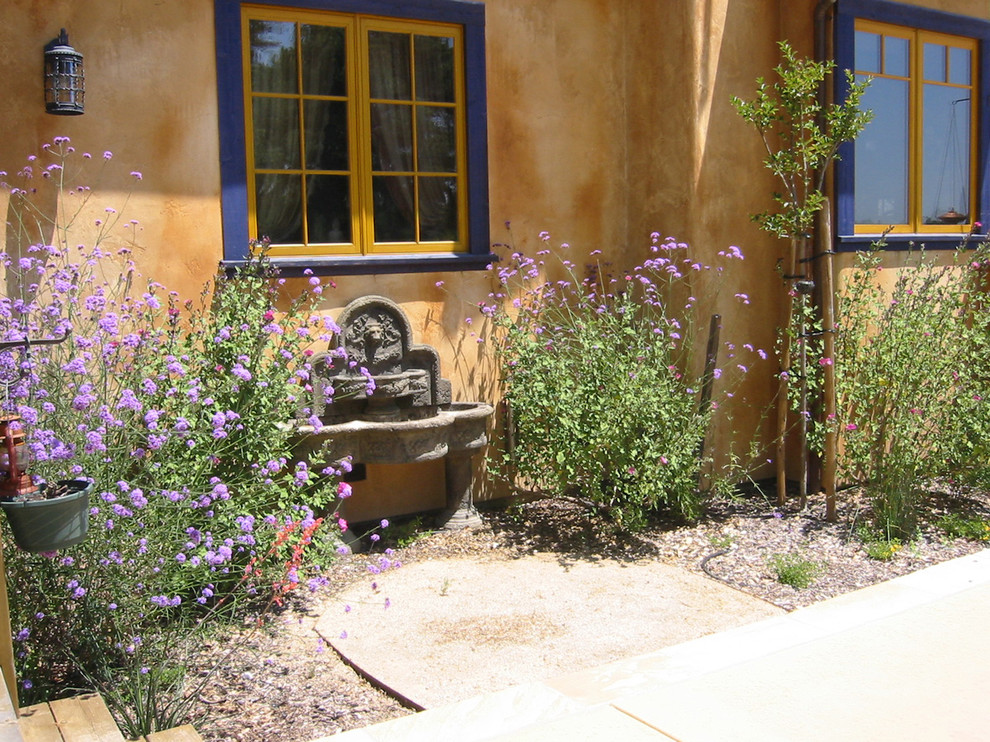 Immagine di un giardino american style con fontane