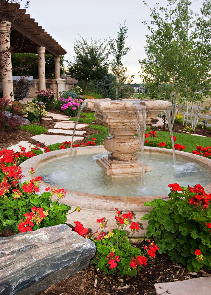 Свежая идея для дизайна: садовый фонтан в средиземноморском стиле - отличное фото интерьера
