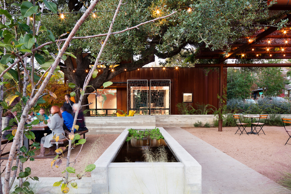 Großer, Halbschattiger Moderner Garten im Frühling mit Granitsplitt in Austin