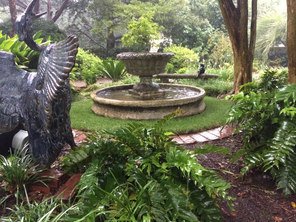 Пример оригинального дизайна: тенистый садовый фонтан среднего размера на внутреннем дворе в классическом стиле с покрытием из каменной брусчатки