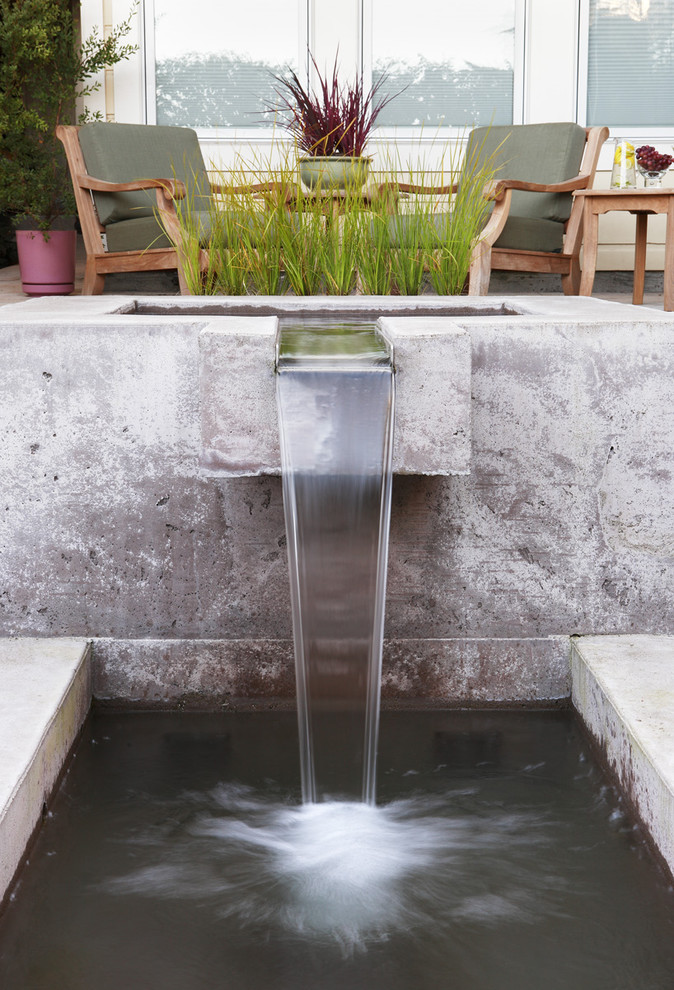 Immagine di un giardino design con fontane