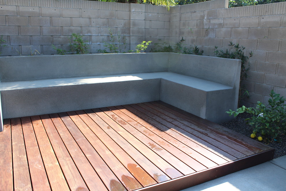 Foto di un giardino minimal esposto in pieno sole di medie dimensioni e dietro casa con pedane