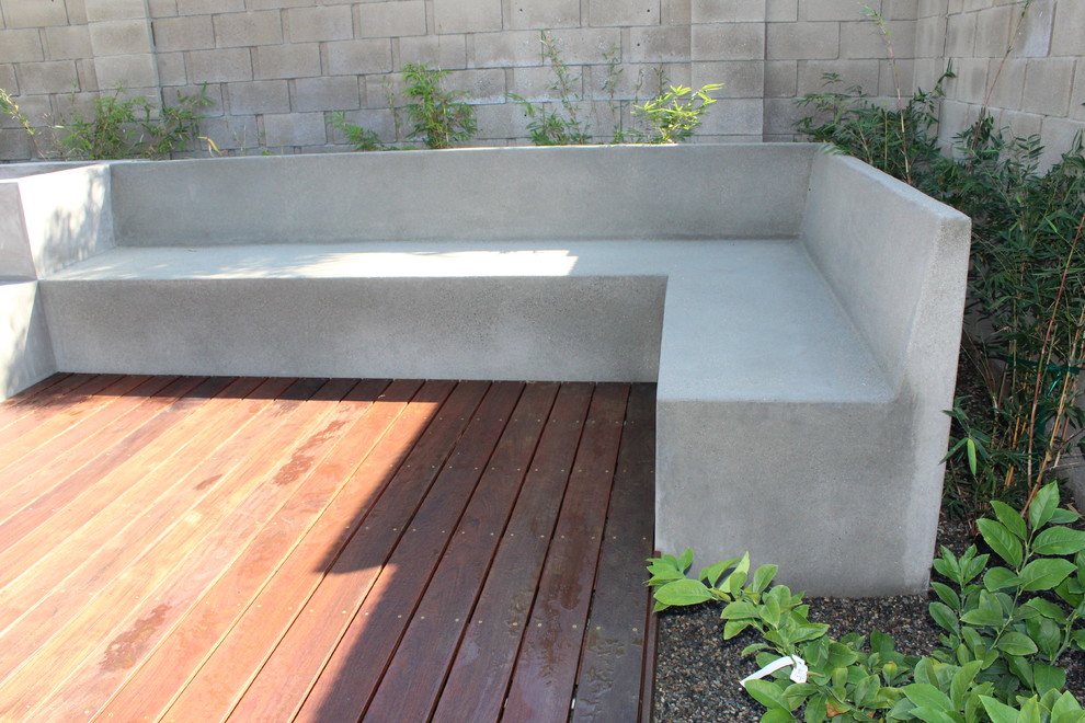 This is an example of a mid-sized contemporary drought-tolerant and full sun backyard vegetable garden landscape in Orange County with decking.