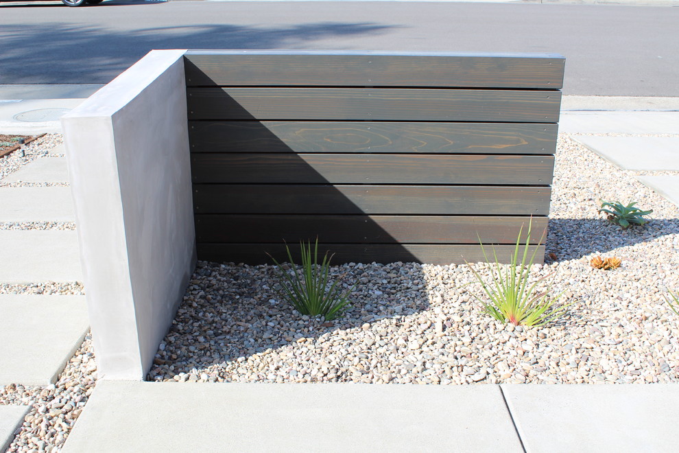 Idee per un giardino xeriscape minimal esposto in pieno sole di medie dimensioni e davanti casa con un ingresso o sentiero e pavimentazioni in cemento