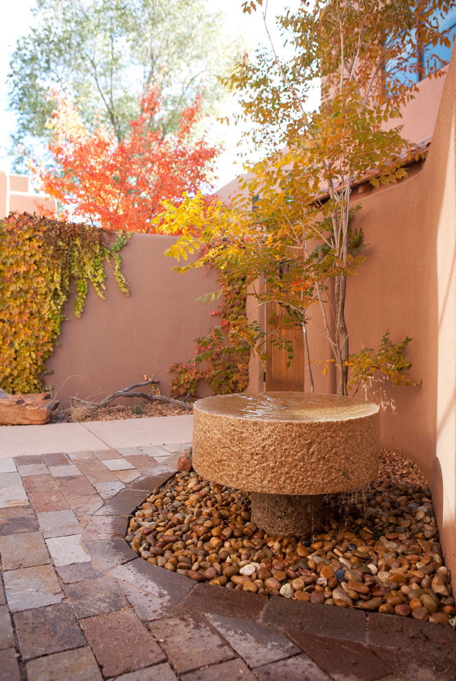 Großer, Halbschattiger Mediterraner Garten im Innenhof im Herbst mit Wasserspiel und Betonboden in Albuquerque