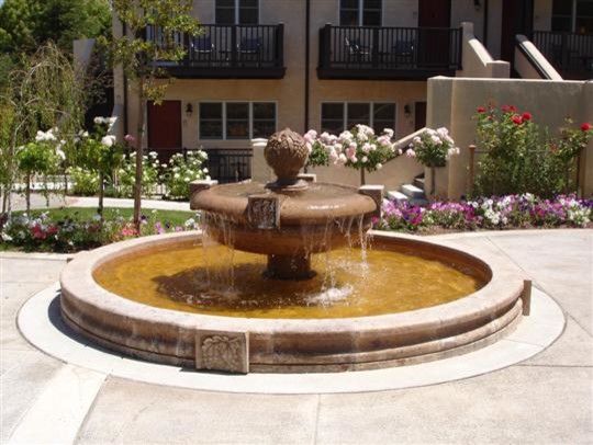 Geometrischer, Großer Mediterraner Garten im Innenhof mit Wasserspiel und Natursteinplatten in Phoenix