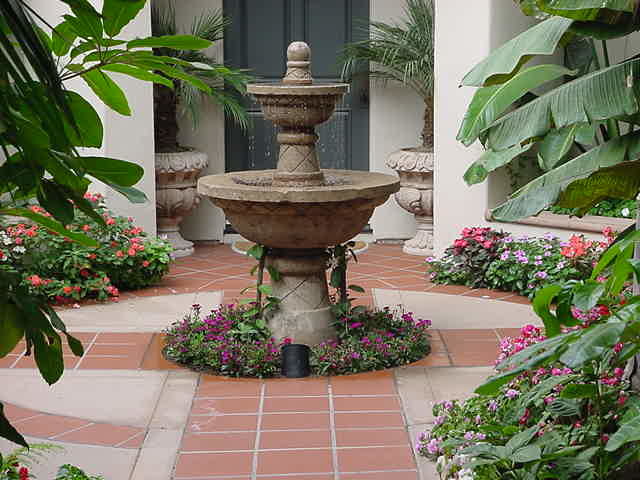 Esempio di un grande giardino formale mediterraneo in cortile con fontane e pavimentazioni in pietra naturale