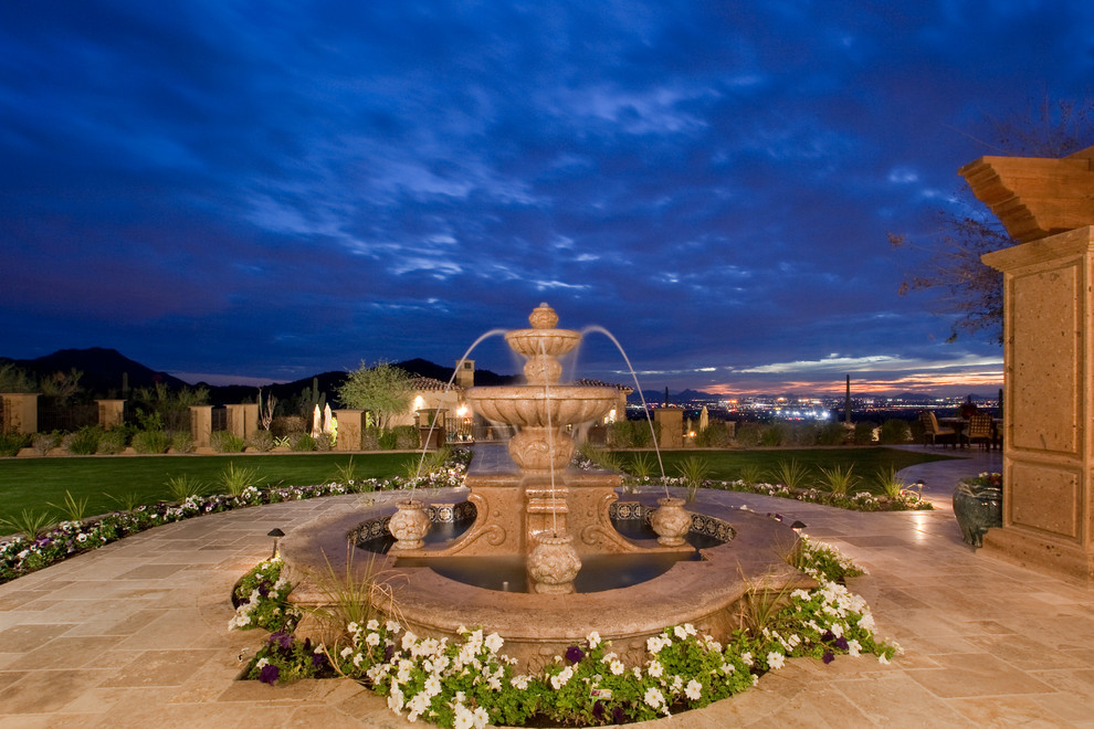 Geometrischer, Geräumiger Klassischer Garten im Innenhof mit Wasserspiel, direkter Sonneneinstrahlung und Natursteinplatten in Phoenix