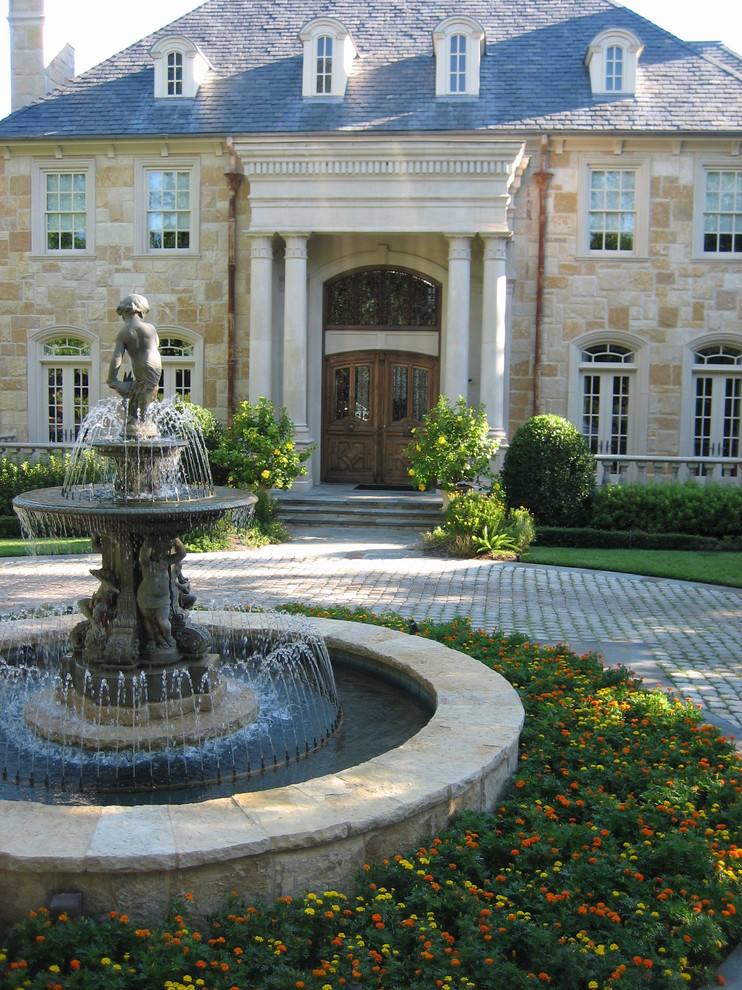 Photo of a classic garden in Dallas with a water feature.