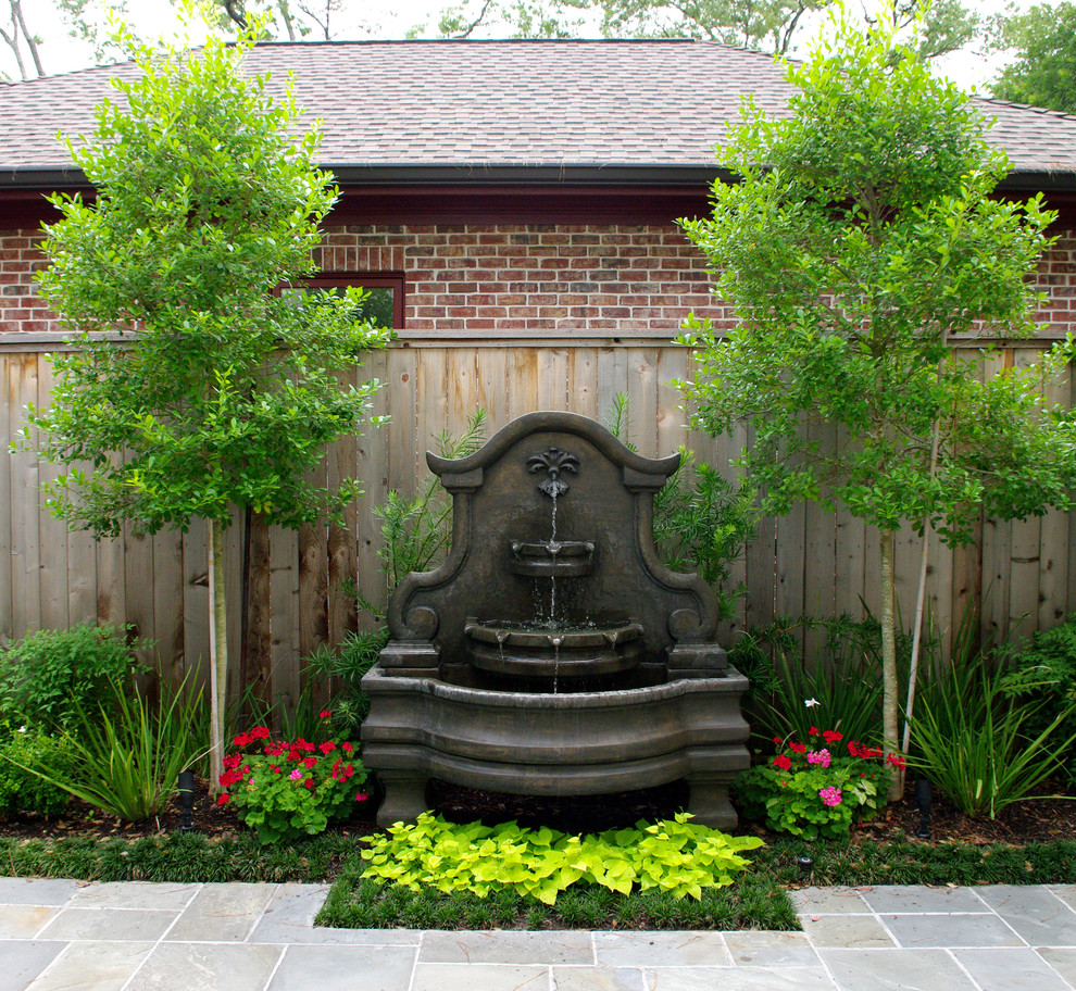 Klassischer Garten mit Wasserspiel in Houston