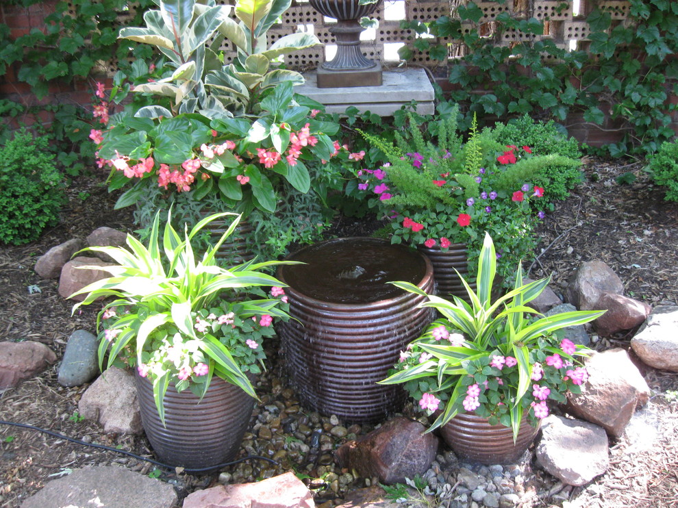 Идея дизайна: садовый фонтан среднего размера в стиле фьюжн с покрытием из гравия