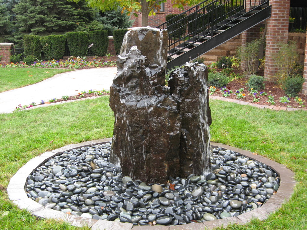 Стильный дизайн: садовый фонтан среднего размера в стиле фьюжн с покрытием из гравия - последний тренд