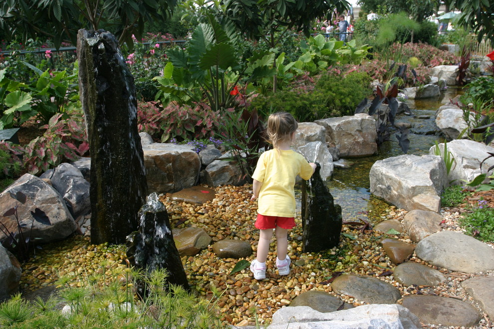 На фото: садовый фонтан среднего размера в стиле фьюжн с покрытием из гравия