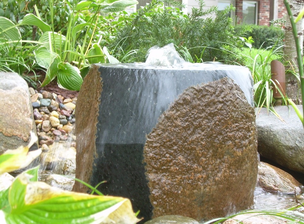 Свежая идея для дизайна: садовый фонтан среднего размера в стиле фьюжн с покрытием из гравия - отличное фото интерьера