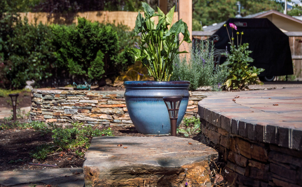 Ispirazione per un piccolo giardino formale american style dietro casa con un giardino in vaso e pavimentazioni in pietra naturale