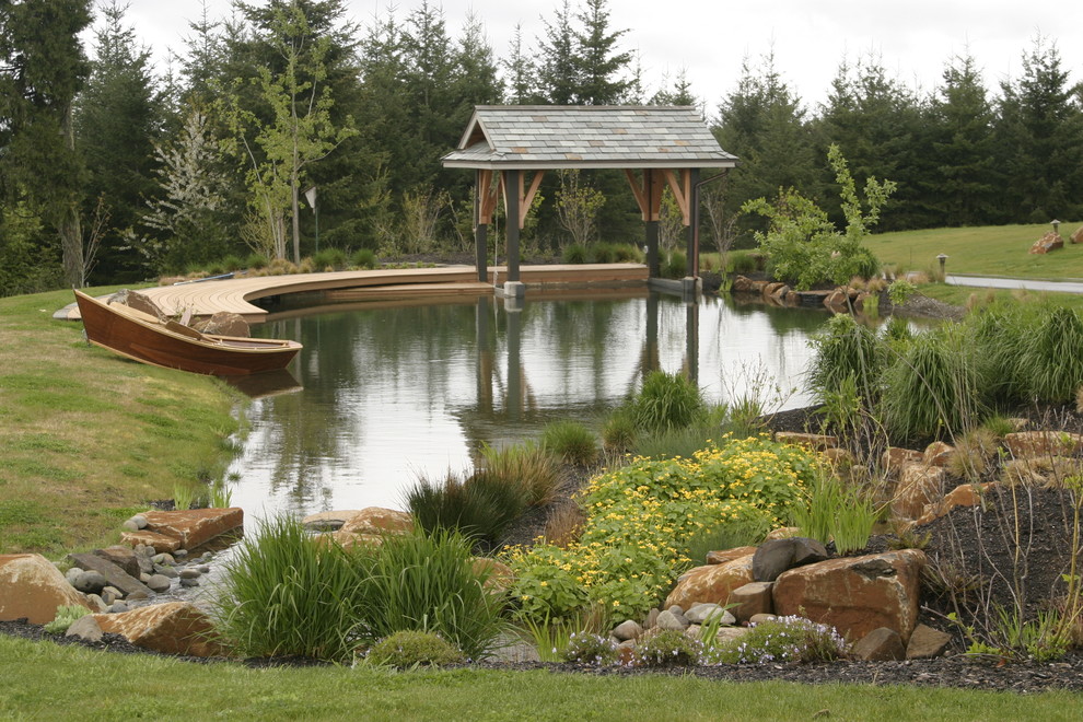 Immagine di un giardino tradizionale con fontane e pedane