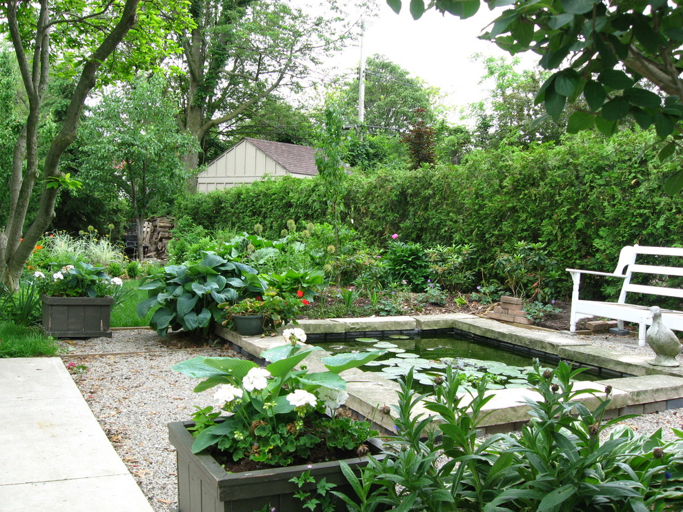 Réalisation d'un jardin à la française arrière craftsman de taille moyenne et l'été avec un bassin, une exposition partiellement ombragée et du gravier.
