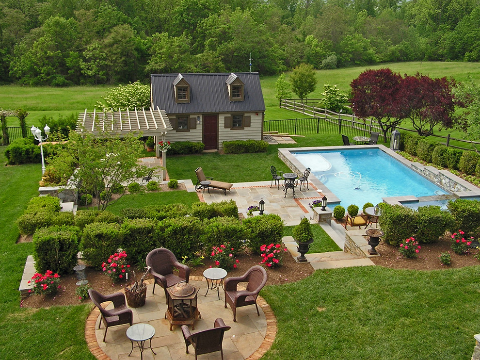 Immagine di un grande giardino classico esposto in pieno sole dietro casa con un ingresso o sentiero e pavimentazioni in cemento