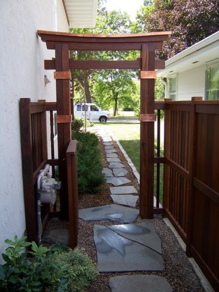 Esempio di un giardino formale etnico esposto a mezz'ombra di medie dimensioni e nel cortile laterale in primavera con un ingresso o sentiero e pavimentazioni in pietra naturale