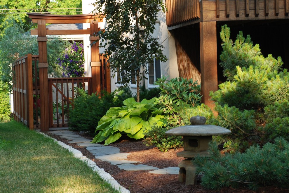 Modelo de jardín de estilo zen de tamaño medio en primavera en patio trasero con exposición parcial al sol y entablado