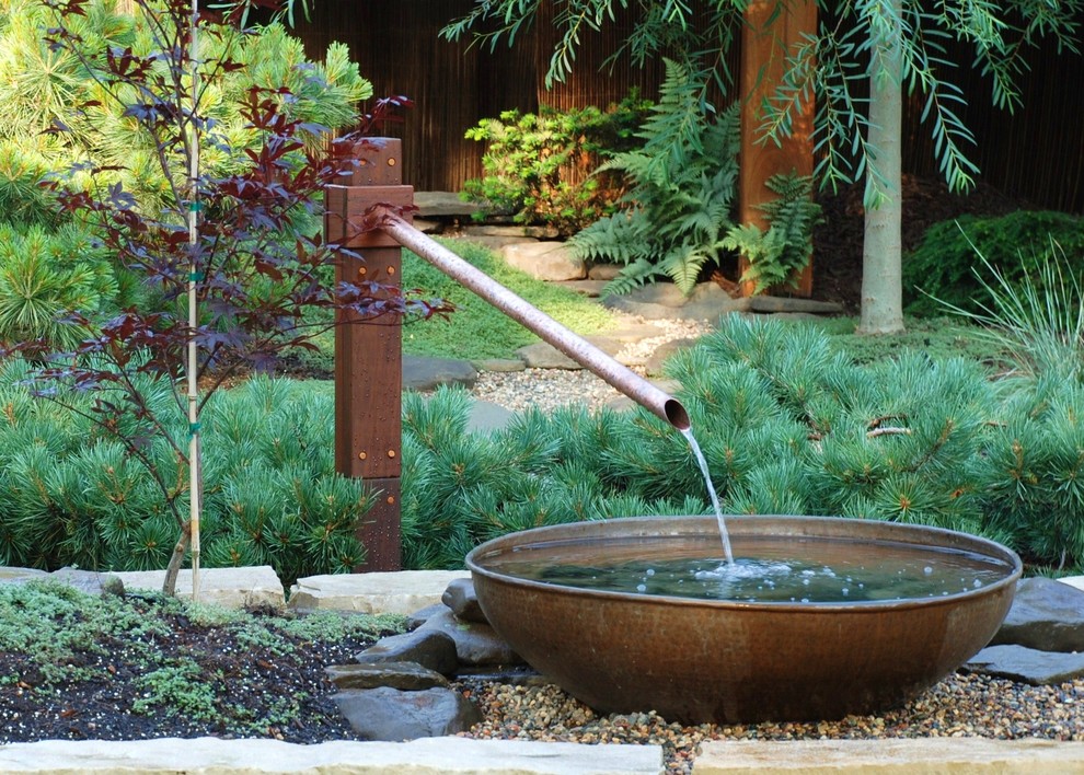Geometrischer, Kleiner, Halbschattiger Asiatischer Kiesgarten im Sommer, neben dem Haus mit Wasserspiel in Minneapolis