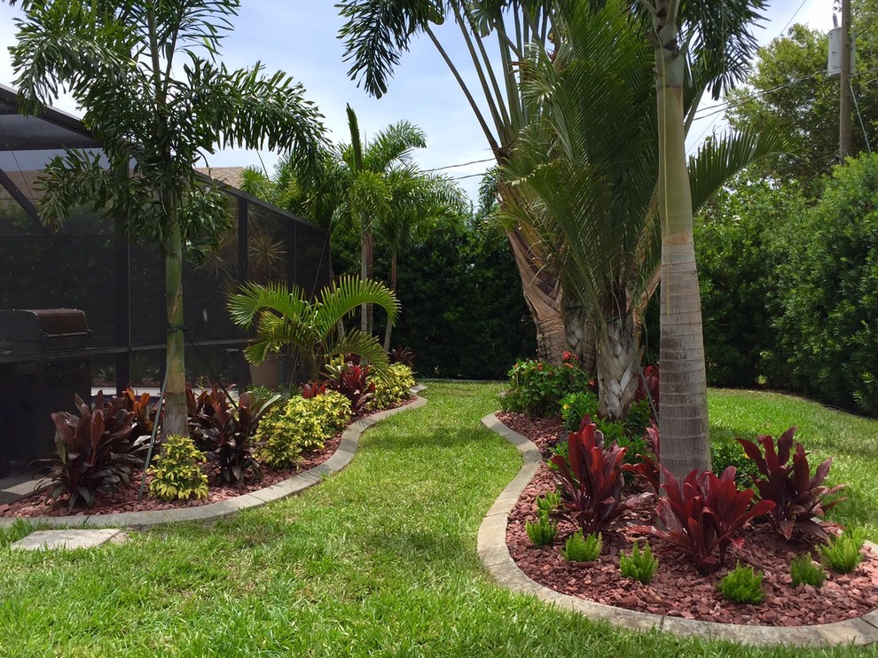 Design ideas for a mid-sized tropical landscaping in Orlando.