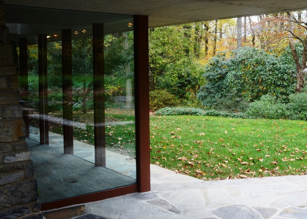 Photo of a modern courtyard fully shaded garden for autumn in Philadelphia with natural stone paving.