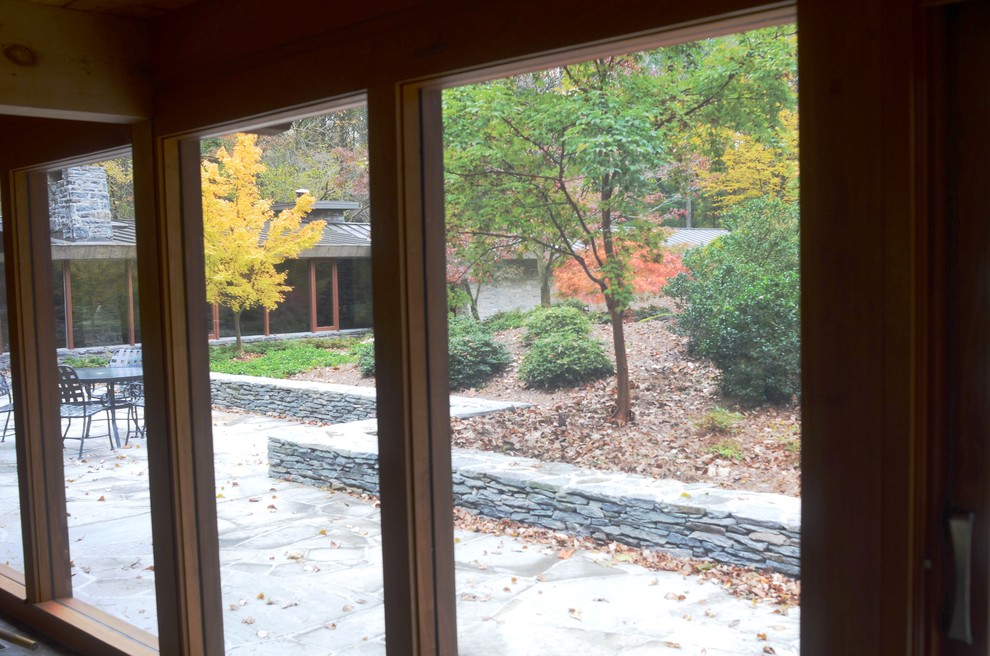Halbschattiger Moderner Garten im Herbst mit Natursteinplatten in Philadelphia