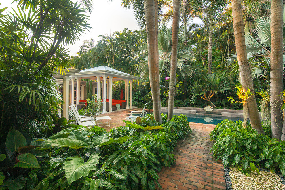 Idee per un giardino tropicale di medie dimensioni e nel cortile laterale con pavimentazioni in mattoni