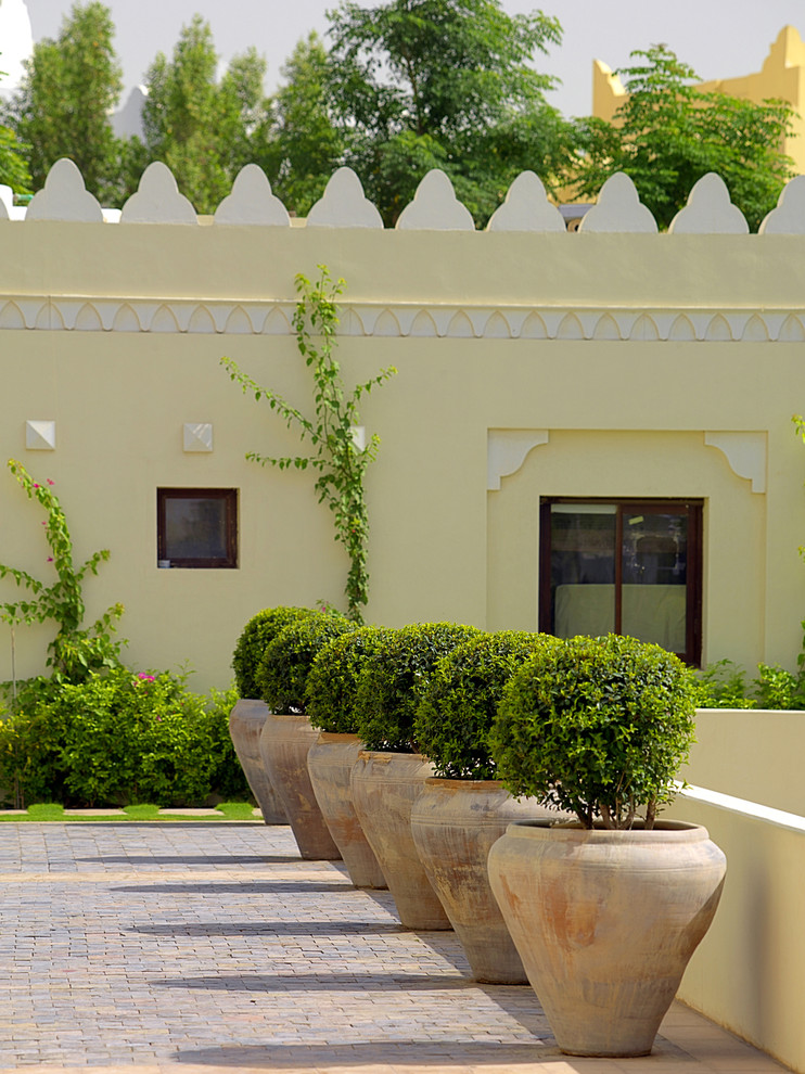 Источник вдохновения для домашнего уюта: участок и сад в средиземноморском стиле с мощением клинкерной брусчаткой и растениями в контейнерах