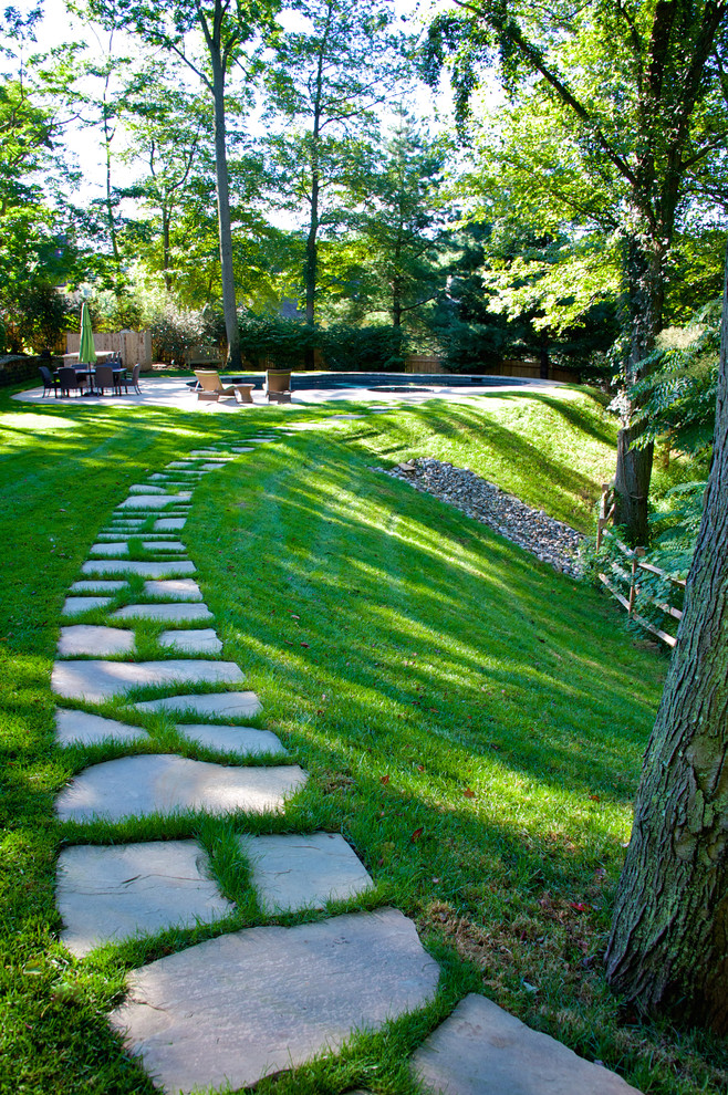 Esempio di un giardino rustico in ombra di medie dimensioni e dietro casa in estate con un ingresso o sentiero e pavimentazioni in pietra naturale