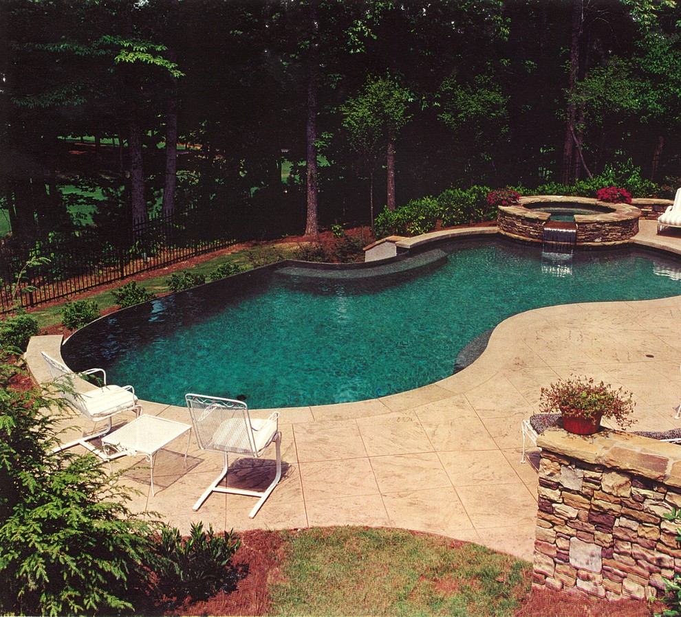 Esempio di una piscina classica di medie dimensioni e dietro casa con pavimentazioni in pietra naturale