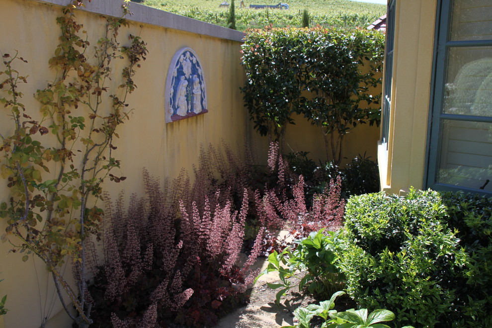 Foto di un grande giardino chic esposto a mezz'ombra in cortile in estate con pavimentazioni in pietra naturale