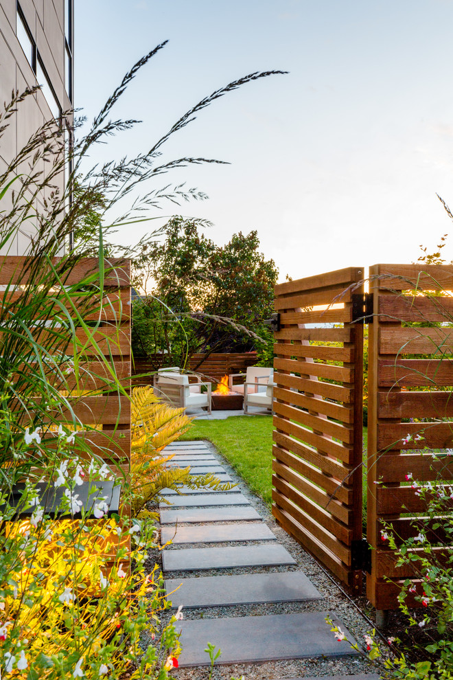 Idéer för små funkis trädgårdar i skuggan längs med huset, med en trädgårdsgång och marksten i betong