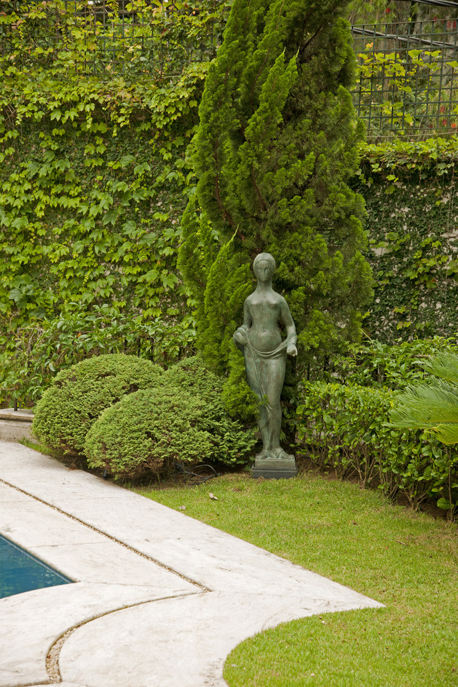 Immagine di un giardino formale classico dietro casa