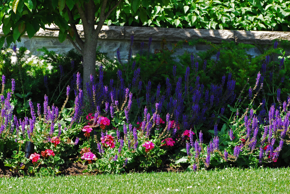 Immagine di un grande orto in giardino classico esposto a mezz'ombra davanti casa in primavera con pavimentazioni in pietra naturale
