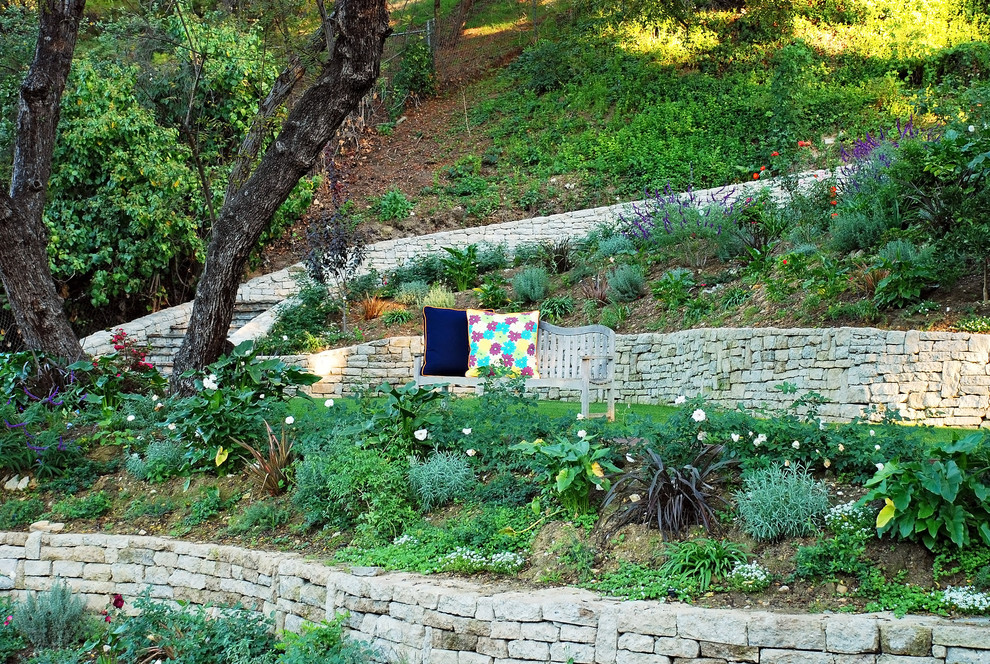 ロサンゼルスにあるシャビーシック調のおしゃれな庭 (傾斜地) の写真