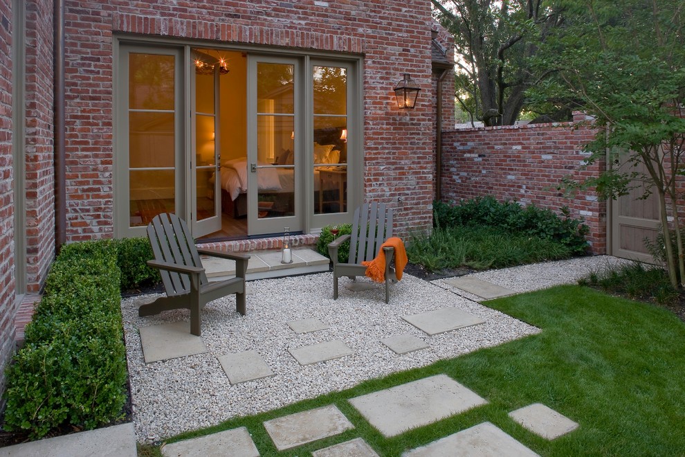 Small modern courtyard full sun garden for autumn in Houston with an outdoor sport court and gravel.