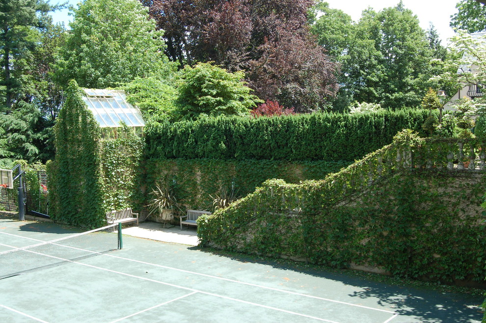 Bild på en mycket stor vintage trädgård i delvis sol på sommaren, med trädäck