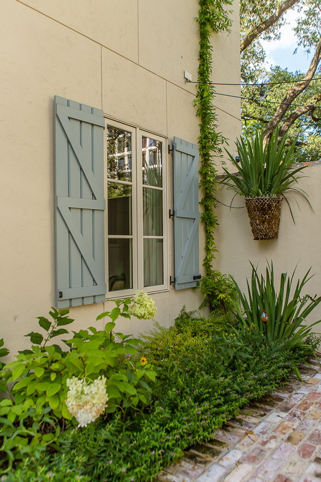 ヒューストンにあるラグジュアリーな広い、夏の地中海スタイルのおしゃれな庭 (庭への小道、日向、レンガ敷き) の写真