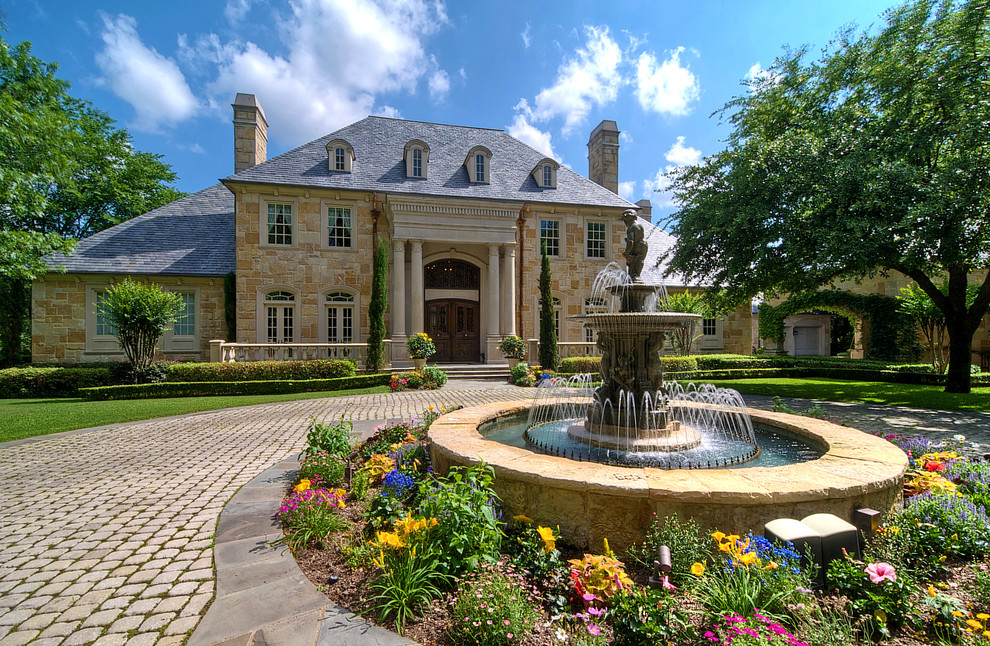 Traditional garden in Dallas with a water feature.