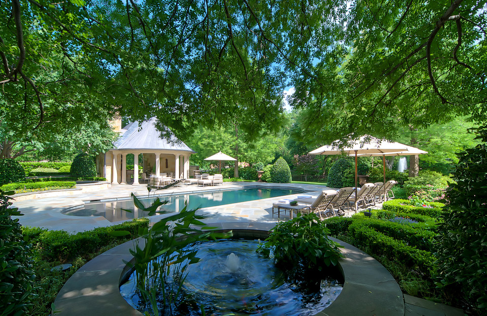Klassischer Garten mit Wasserspiel in Dallas