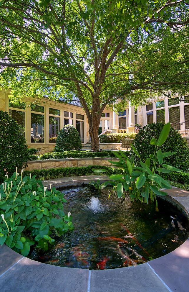 Klassischer Garten hinter dem Haus mit Wasserspiel in Dallas