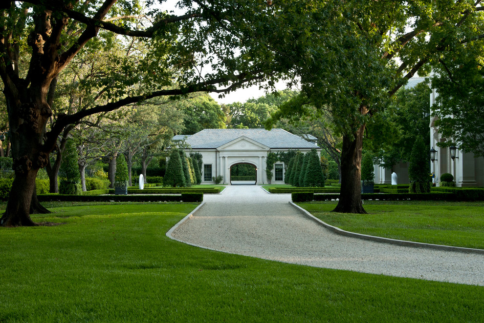Geräumiger Klassischer Garten mit Auffahrt in Dallas