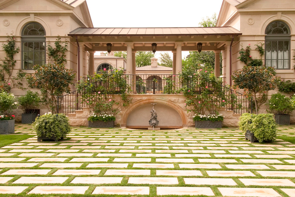 ダラスにあるラグジュアリーな巨大なトラディショナルスタイルのおしゃれな整形庭園 (コンクリート敷き	) の写真